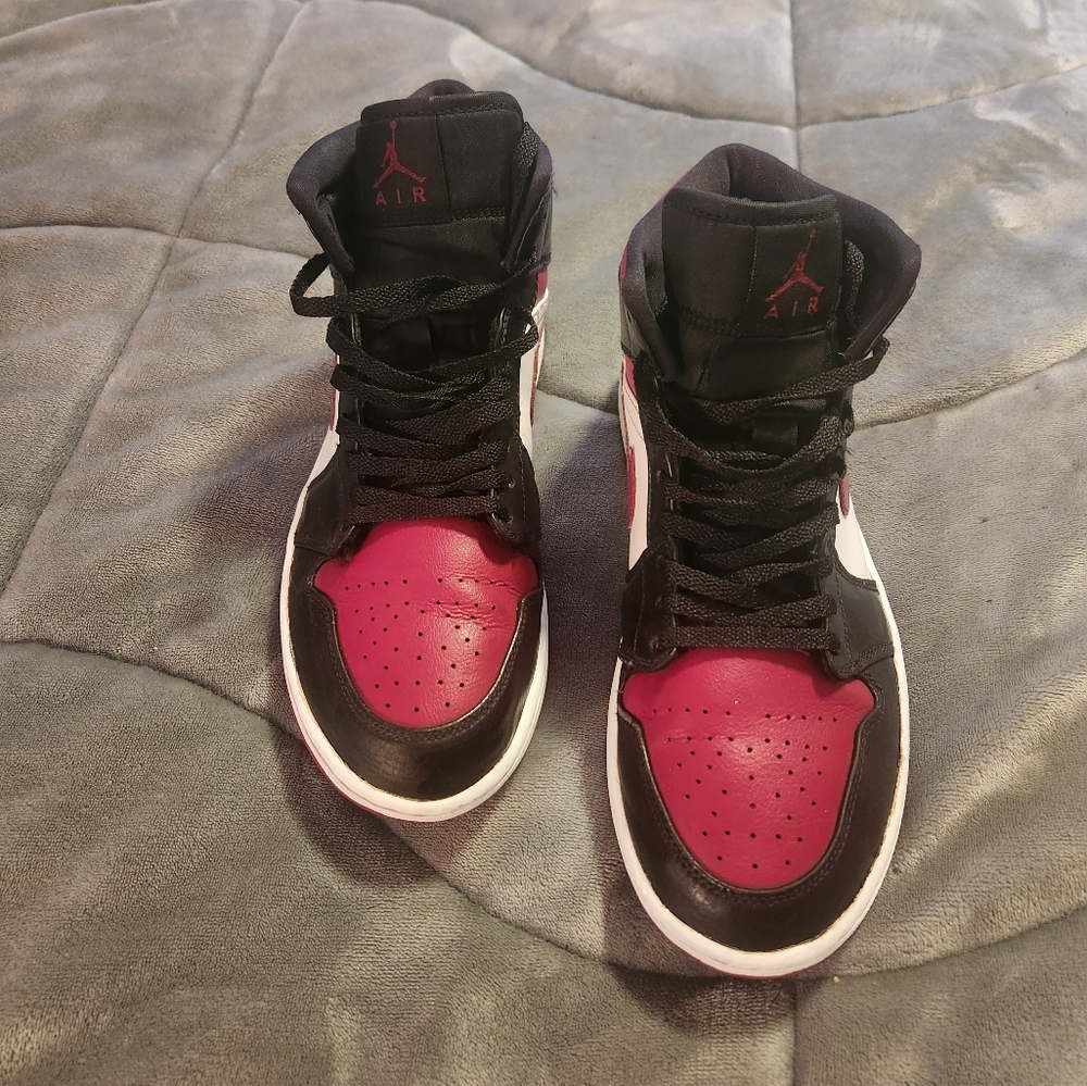 BLACK/NOBLE RED-WHITE Jordan 1 Retro